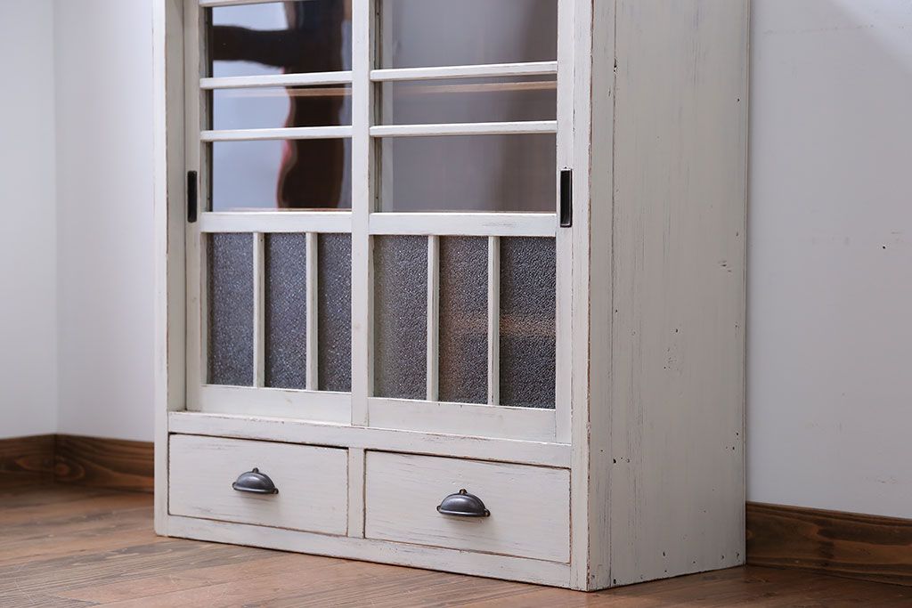 アンティーク家具　アンティークペイント　小振りなガラス戸収納棚