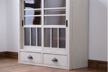 アンティーク家具　アンティークペイント　小振りなガラス戸収納棚
