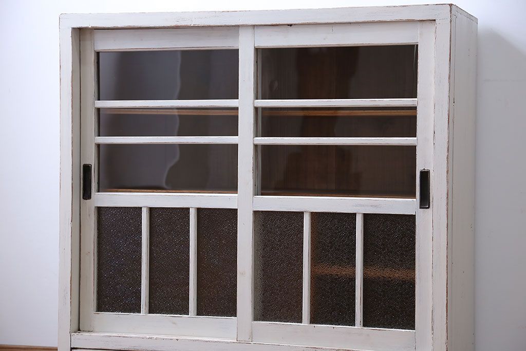 アンティーク家具　アンティークペイント　小振りなガラス戸収納棚