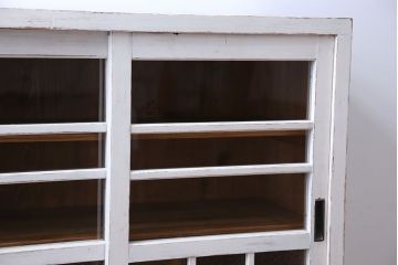アンティーク家具　アンティークペイント　小振りなガラス戸収納棚
