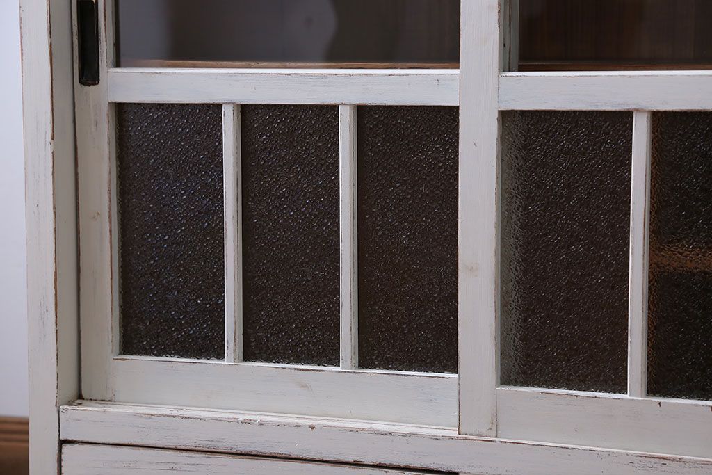 アンティーク家具　アンティークペイント　小振りなガラス戸収納棚