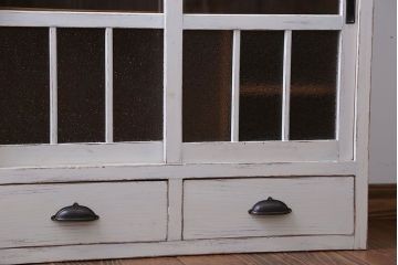 アンティーク家具　アンティークペイント　小振りなガラス戸収納棚