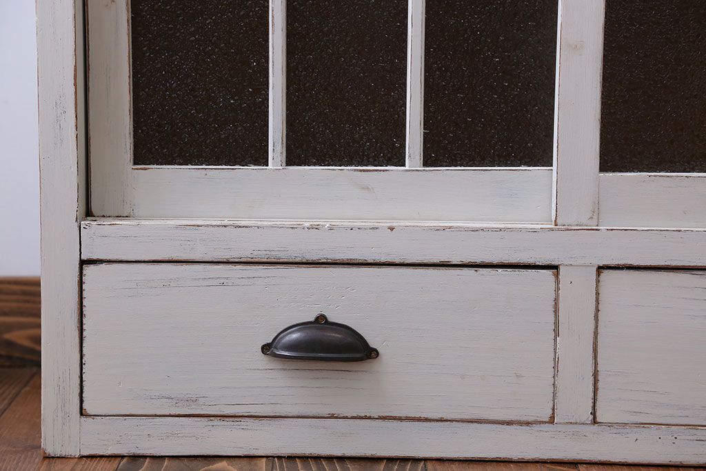 アンティーク家具　アンティークペイント　小振りなガラス戸収納棚