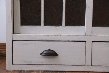 アンティーク家具　アンティークペイント　小振りなガラス戸収納棚