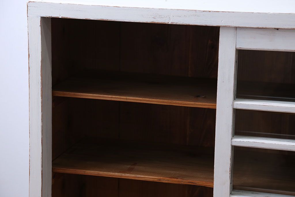 アンティーク家具　アンティークペイント　小振りなガラス戸収納棚