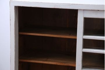 アンティーク家具　アンティークペイント　小振りなガラス戸収納棚