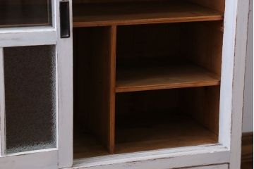 アンティーク家具　アンティークペイント　小振りなガラス戸収納棚