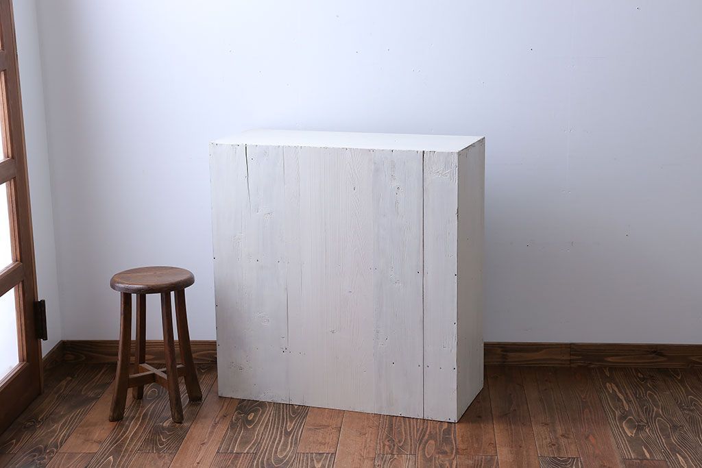 アンティーク家具　アンティークペイント　小振りなガラス戸収納棚