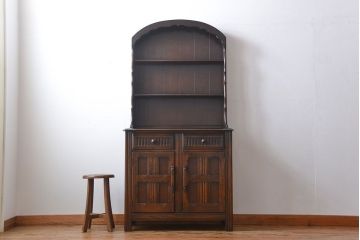 ヴィンテージ家具　イギリスビンテージ　エルム材の優雅なカップボード