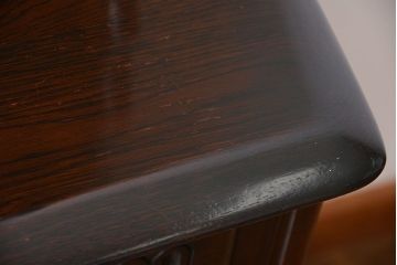 ヴィンテージ家具　イギリスビンテージ　エルム材の優雅なカップボード