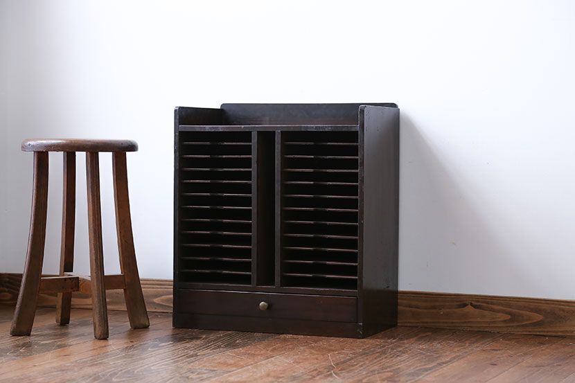 アンティーク家具　アンティーク　シックなカラーの書類棚