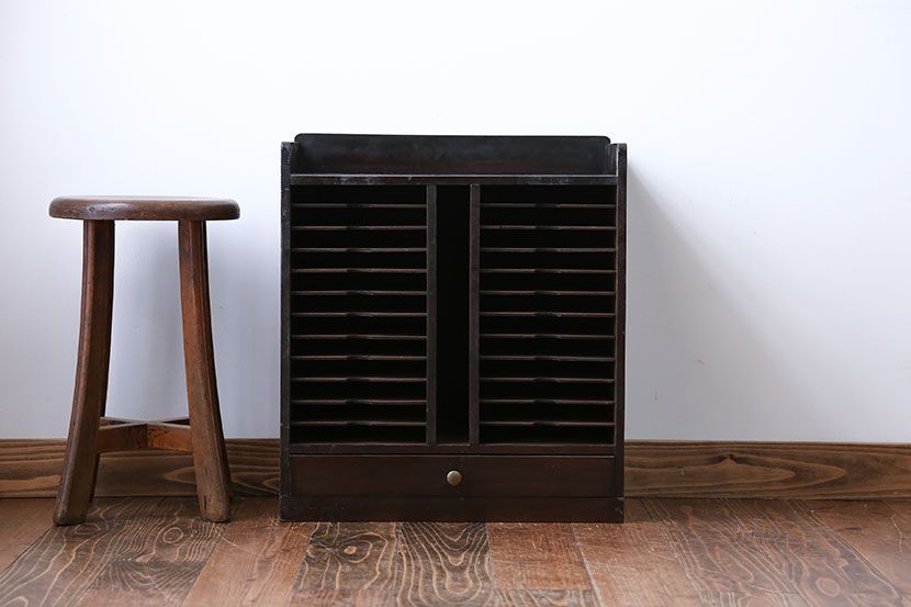 アンティーク家具　アンティーク　シックなカラーの書類棚