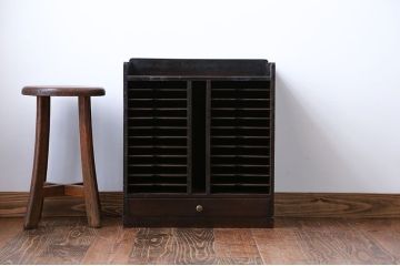 アンティーク家具　アンティーク　シックなカラーの書類棚
