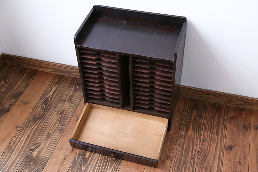 アンティーク家具　アンティーク　シックなカラーの書類棚