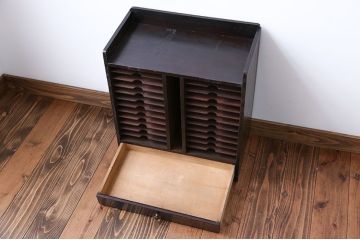 アンティーク家具　アンティーク　シックなカラーの書類棚