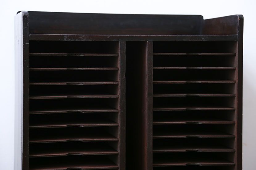 アンティーク家具　アンティーク　シックなカラーの書類棚