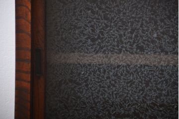 アンティーク家具　アンティーク　前面欅材　グルーチップガラス食器棚