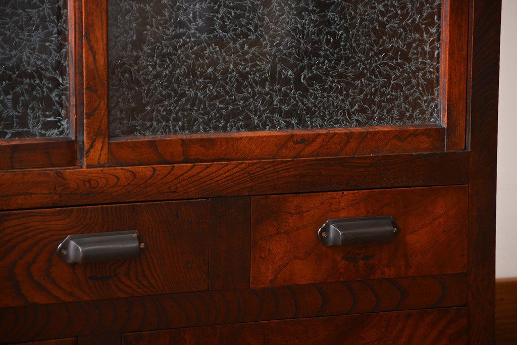 アンティーク家具　アンティーク　前面欅材　グルーチップガラス食器棚