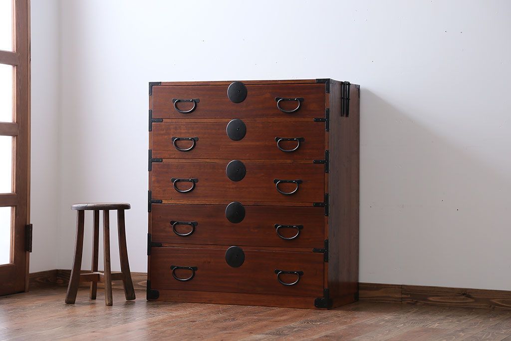 アンティーク家具　古民具・骨董　丸金具の衣装箪笥