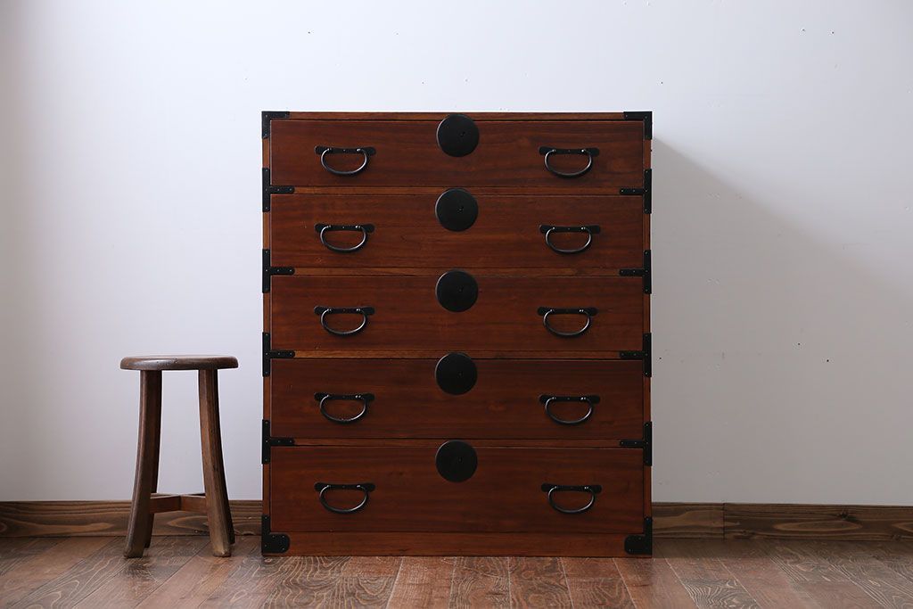 アンティーク家具　古民具・骨董　丸金具の衣装箪笥