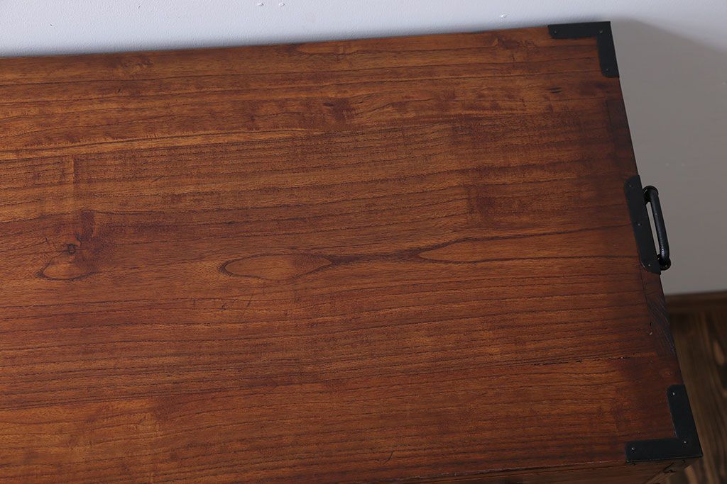 アンティーク家具　古民具・骨董　丸金具の衣装箪笥