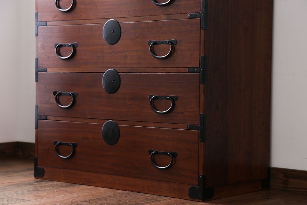 アンティーク家具　古民具・骨董　丸金具の衣装箪笥
