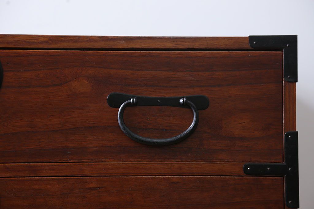 アンティーク家具　古民具・骨董　丸金具の衣装箪笥