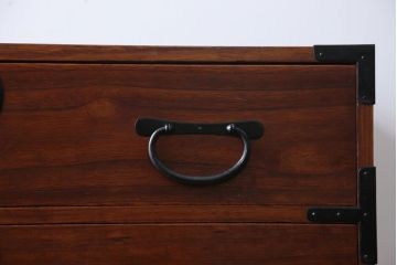 アンティーク家具　古民具・骨董　丸金具の衣装箪笥