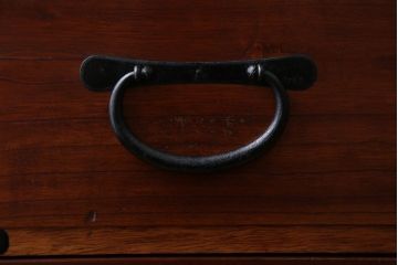 アンティーク家具　古民具・骨董　丸金具の衣装箪笥