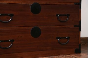 アンティーク家具　古民具・骨董　丸金具の衣装箪笥