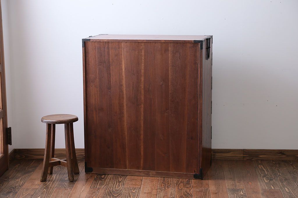 アンティーク家具　古民具・骨董　丸金具の衣装箪笥