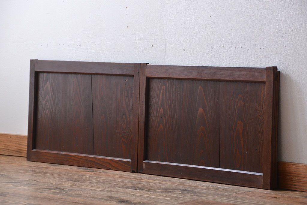 古民具・骨董　杉材の小さな板戸2枚(窓)