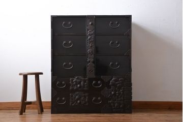 アンティーク家具　古民具・骨董　打ち出し金具の黒漆庄内箪笥