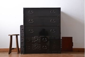 アンティーク家具　古民具・骨董　打ち出し金具の黒漆庄内箪笥