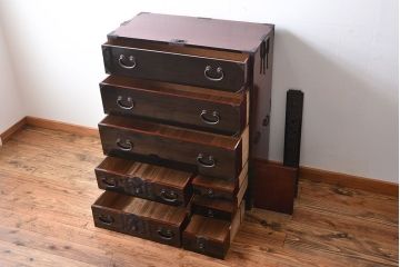 アンティーク家具　古民具・骨董　打ち出し金具の黒漆庄内箪笥