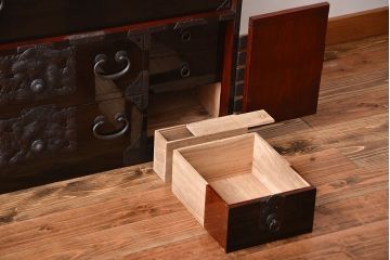 アンティーク家具　古民具・骨董　打ち出し金具の黒漆庄内箪笥