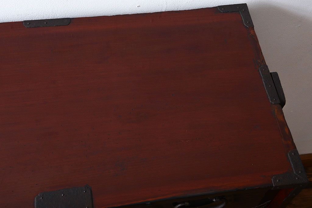 アンティーク家具　古民具・骨董　打ち出し金具の黒漆庄内箪笥