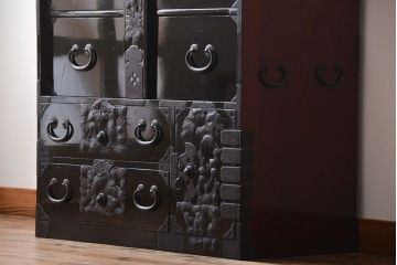 アンティーク家具　古民具・骨董　打ち出し金具の黒漆庄内箪笥