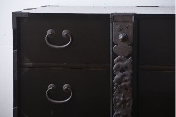 アンティーク家具　古民具・骨董　打ち出し金具の黒漆庄内箪笥