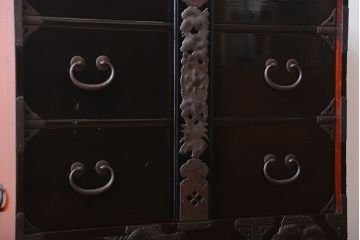 アンティーク家具　古民具・骨董　打ち出し金具の黒漆庄内箪笥