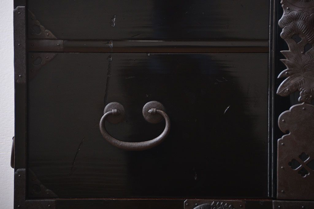 アンティーク家具　古民具・骨董　打ち出し金具の黒漆庄内箪笥