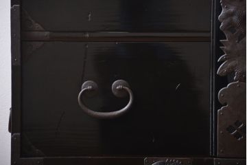 アンティーク家具　古民具・骨董　打ち出し金具の黒漆庄内箪笥