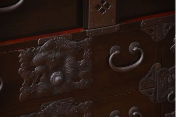 アンティーク家具　古民具・骨董　打ち出し金具の黒漆庄内箪笥