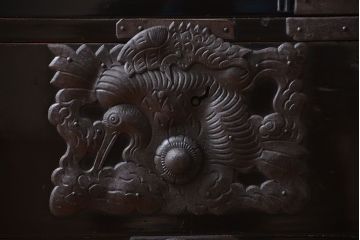 アンティーク家具　古民具・骨董　打ち出し金具の黒漆庄内箪笥