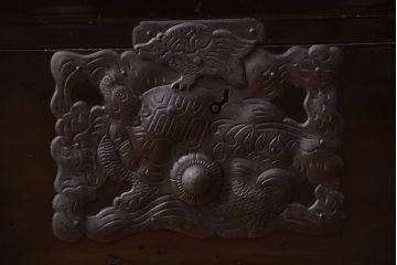 アンティーク家具　古民具・骨董　打ち出し金具の黒漆庄内箪笥