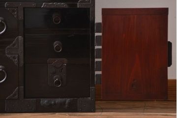 アンティーク家具　古民具・骨董　打ち出し金具の黒漆庄内箪笥