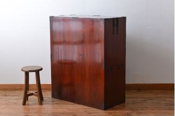 アンティーク家具　古民具・骨董　打ち出し金具の黒漆庄内箪笥