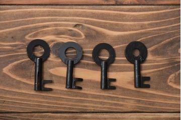 アンティーク家具　古民具・骨董　打ち出し金具の黒漆庄内箪笥