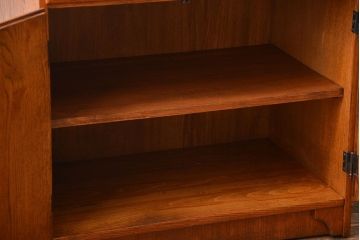 ヴィンテージ家具　イギリスビンテージ　カップボード
