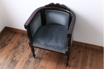 アンティーク家具　イギリスアンティーク　エレガントなアームチェア